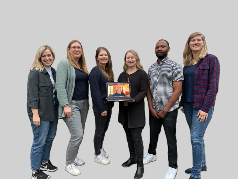 Unser Startteam (Lena, Maren, Julia, Anna, Charly, Maliaki, Hanna, v.l.n.r.)